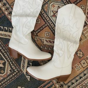White cowboy boots 👢🤠